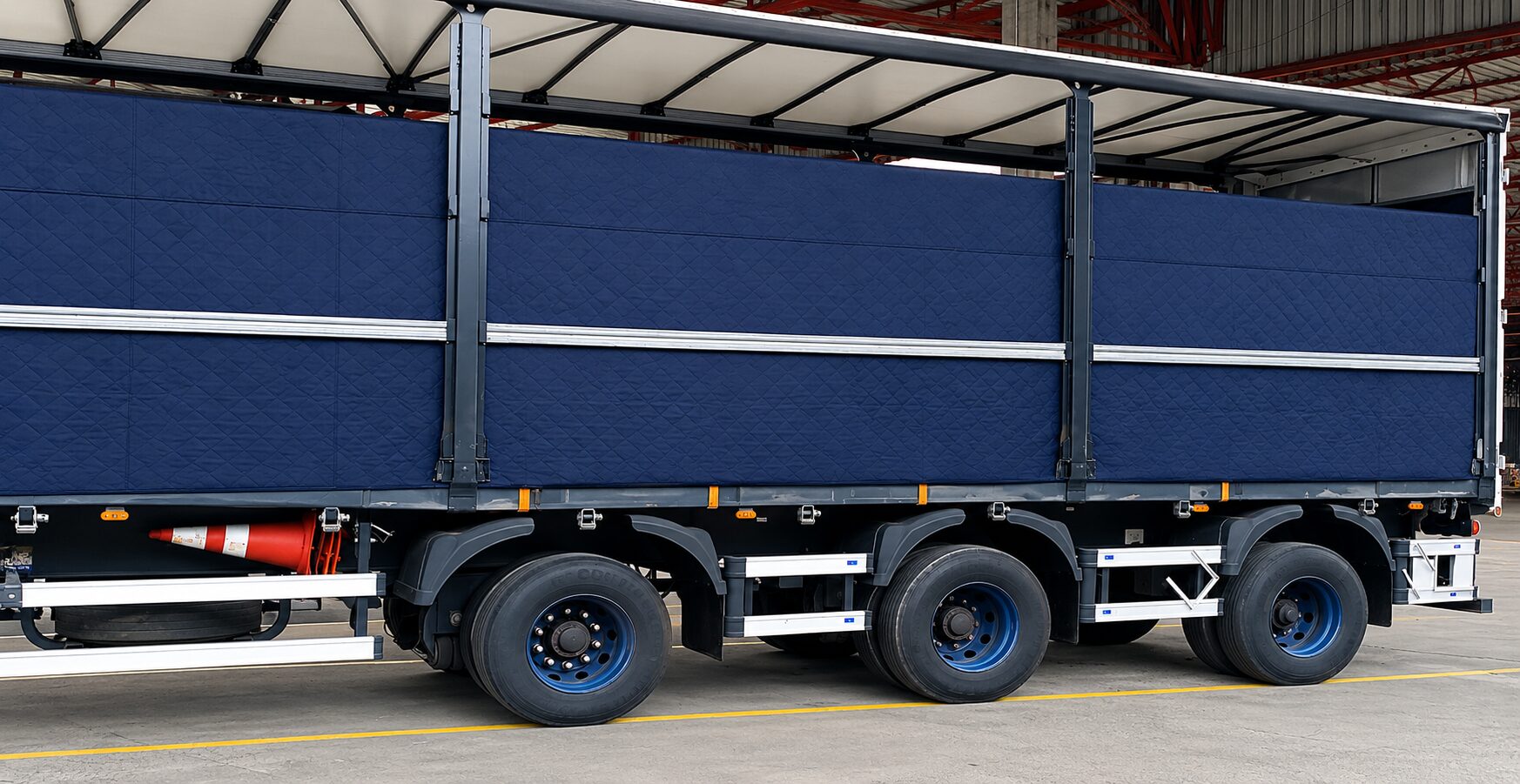Carreta sider com divisórias de lona térmica azul-marinho para transporte de perecíveis